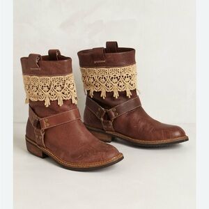 Látigo Cróquet Brown Leather Ankle Boots with Lace Trim